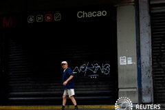 Venezuela suma 24 horas sin luz; extienden suspensión de clases y jornada laboral Noticias Principales 27 de marzo de 2019 / 7:36 / hace 4 horas Venezuela suma 24 horas sin luz; extienden suspensión de clases y jornada laboral Por Diego Oré y Vivian Sequera 4 MIN. DE LECTURA CARACAS (Reuters) - Gran parte de Venezuela completaba el m