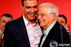 El PSOE gana las elecciones europeas pero la izquierda pierde en Madrid El candidato del Partido Socialista a las elecciones europeas, Josep Borrell, y el presidente Pedro Sánchez en Madrid, el 26 de mayo de 2019.