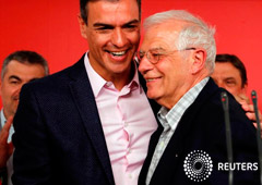 El candidato del Partido Socialista a las elecciones europeas, Josep Borrell, y el presidente Pedro Sánchez en Madrid, el 26 de mayo de 2019.