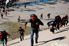 Trump insta a México a repatriar inmigrantes tras incidentes en la frontera Noticias Principales 27 de noviembre de 2018 / 8:16 / hace 25 minutos Trump insta a México a repatriar inmigrantes tras incidentes en la frontera Por Susan Heavey y Lizbeth Diaz 6 MIN. DE LECTURA WASHINGTON/TIJUANA, México (Reuters) - El presidente Dona