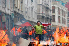 Human Rights Watch denuncia abusos en las protestas en Chile Un hombre de pie entre las barricadas en protesta contra el Gobierno en la costera ciudad de Valparaíso. Chile, 12 noviembre de 2019.