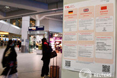 Alemania identifica el primer caso de coronavirus Un póster con información sobre el coronavirus (2019-nCoV) se exhibe en el aeropuerto Tegel de Berlín, Alemania, el 26 de enero de 2020.