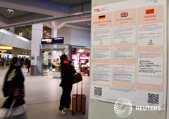 Un póster con información sobre el coronavirus (2019-nCoV) se exhibe en el aeropuerto Tegel de Berlín, Alemania, el 26 de enero de 2020.