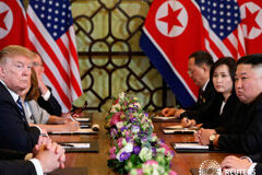 Trump dice que abandonó la cumbre con Kim por las exigencias norcoreanas sobre sanciones Noticias Principales 28 de febrero de 2019 / 8:23 / hace una hora Trump y Kim finalizan sin acuerdo su cumbre en Vietnam Por Jeff Mason y Soyoung Kim 3 MIN. DE LECTURA HANÓI (Reuters) - El presidente de Estados Unidos, Donald Trump, y el líder norcorean