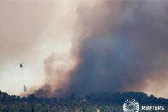 «Lo peor aún no ha llegado»: una Europa sofocada combate incendios y olas de calor Un helicóptero deja caer agua durante un incendio forestal cerca de Bovera, Tarragona, España. 27 de junio de 2019.