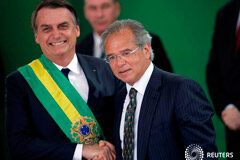 Bolsonaro rescata la reforma de pensiones ante la caída de los mercados brasileños Foto de archivo del presidente de Brasil, Jair Bolsonaro, y el ministro de Economía, Paulo Guedes, en el Palacio de Planalto en Brasilia. Ene 1, 2019.