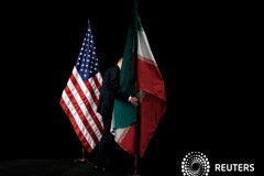 Irán no ve perspectivas de negociaciones con EEUU Noticias Principales 28 de mayo de 2019 / 10:19 / hace una hora Irán no ve perspectivas de negociaciones con EEUU Reuters Staff 2 MIN. DE LECTURA FOTO DE ARCHIVO: Un miembro del personal retira la bandera iraní del escenario después de una foto de grupo