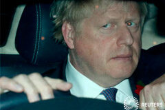 La UE acuerda aplazar el Brexit y Johnson insiste en elecciones anticipadas El primer ministro británico, Boris Johnson, llega al Parlamento en Londres, el 28 de octubre de 2019.