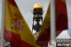 La economía española se mantiene estable en el tercer trimestre de 2019 Foto de archivo. La cúpula del Banco de España entre banderas españolas en el centro de Madrid. 19 de junio de 2013.