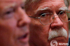 La Casa Blanca se opone a la publicación del libro de Bolton, comienza una nueva fase del juicio político en el Senado Foto de archivo. El presidente de Estados Unidos, Donald Trump, recibe una información del liderazgo militar de alto rango acompañado por su asesor de seguridad nacional John Bolton en Washington. 9 de abril de 2018.