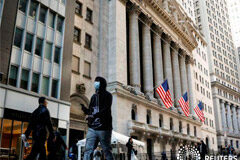 El borrador del G7 sobre el coronavirus no detalla una respuesta fiscal y monetaria, según una fuente FOTO DE ARCHIVO: Un hombre lleva una máscara mientras camina cerca de la Bolsa de Valores de Nueva York (NYSE) en el distrito financiero de la ciudad de Nueva York, EEUU, 2 de marzo de 2020.