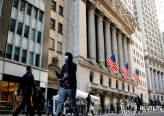 FOTO DE ARCHIVO: Un hombre lleva una máscara mientras camina cerca de la Bolsa de Valores de Nueva York (NYSE) en el distrito financiero de la ciudad de Nueva York, EEUU, 2 de marzo de 2020.