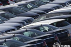 Las ventas de coches nuevos suben en España un 20,7% en diciembre Las ventas de coches nuevos en España subieron en diciembre un 20,7 por ciento a 88.609 unidades, según datos publicados el lunes por Anfac, la patronal de los fabricantes de coches en España. En la imagen de archivo, coches nuevos ne un aparcamiento cerc