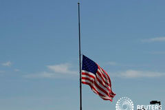 Los demócratas dirigen su ira hacia Trump tras casi 30 muertos en dos tiroteos en EEUU La bandera de Estados Unidos se ve a media asta, cerca del lugar de un tiroteo masivo en el que 20 personas perdieron la vida en un Walmart en El Paso, Texas, Estados Unidos, el 4 de agosto de 2019.