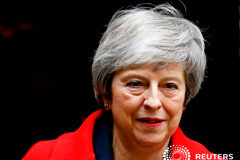 May sufre duros reveses en el arranque del debate sobre el Brexit La primera ministra británica, Theresa May, a las afueras de su oficina y residencia oficial en Londres, dic 4, 2018.