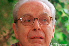 Ex secretario general de ONU Javier Pérez de Cuéllar fallece a los 100 años Foto de archivo del ex secretario general de la ONU Javier Perez de Cuellar durante una entrevista con Reuters en su casa en Lima, Feb 18, 1998.