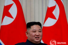 Corea del Norte lanza dos misiles y amenaza con buscar un «nuevo camino» Foto de archivo del líder norcoreano, Kim Jong Un, en un encuentro con el presidente ruso, Vladimir Putin, en Vladivostok. Abril 25, 2019.