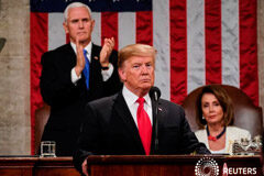 Trump se compromete a levantar el muro Noticias Principales 6 de febrero de 2019 / 7:47 / hace una hora Trump se compromete a levantar el muro Por Steve Holland y Jeff Mason 6 MIN. DE LECTURA Por Steve Holland y Jeff Mason El presidente de EEUU, Donald Trump, hace una pausa durante su discur