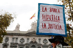 El Supremo da un respiro a la banca y dice que el impuesto de las hipotecas corre a cargo del cliente Noticias Principales 6 de noviembre de 2018 / 20:28 / hace 10 horas El Supremo da un respiro a la banca y dice que el impuesto de las hipotecas corre a cargo del cliente 2 MIN. DE LECTURA En la imagen, un hombre porta una pancarta con el lema: "La banca