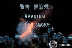 Hong Kong se enfrenta a su peor crisis desde el traspaso de la soberanía Noticias Principales 8 de agosto de 2019 / 8:08 / hace 44 minutos Hong Kong se enfrenta a su peor crisis desde el traspaso de la soberanía Por Farah Master y James Pomfret 2 MIN. DE LECTURA La policía dispara gases lacrimógenos durante una manifestación