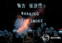 Noticias Principales 8 de agosto de 2019 / 8:08 / hace 44 minutos Hong Kong se enfrenta a su peor crisis desde el traspaso de la soberanía Por Farah Master y James Pomfret 2 MIN. DE LECTURA La policía dispara gases lacrimógenos durante una manifestación