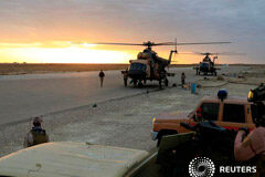 Irán dispara misiles contra base aérea iraquí que alberga a fuerzas de Estados Unidos Foto de archivo. Helicópteros de la Fuerza Aérea Iraquí aterrizan en la base aérea de Ain al-Asad en la provincia de Anbar, Irak. 29 de diciembre de 2019.