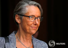 FOTO DE ARCHIVO- La ministra francesa de Transportes, Elisabeth Borne, se marcha después de la reunión semanal de gabinete en el Palacio del Elíseo en París, Francia, el 23 de mayo de 2018.