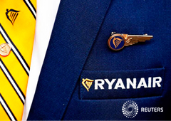 Noticias Principales 9 de enero de 2019 / 8:34 / hace una hora Los sindicatos de tripulantes de cabina de Ryanair desconvocan las huelgas 1 MIN. DE LECTURA En la imagen de archivo, el logo de Ryanair en la chaqueta de un empleado en Bruselas.