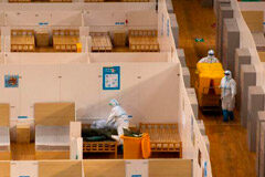 China registra cero transmisiones internas de coronavirus fuera de Hubei Trabajadores en trajes protectores limpian las habitaciones de un hospital improvisado que fue cerrado después de que el último grupo de pacientes con coronavirus haya sido dado de alta, en Wuhan, el epicentro del brote de coronavirus, en la provincia de