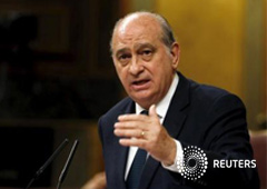 El ministro del Interior, Jorge Fernández Díaz, dijo el viernes que recibió al exvicepresidente del Gobierno Rodrigo Rato el pasado julio porque éste estaba preocupado por su seguridad ante las amenazas recibidas a raíz de ser acusado de varios cargos de El ministro del Interior, Jorge Fernández Díaz, dijo el viernes que recibió al exvicepresidente del Gobierno Rodrigo Rato el pasado julio porque éste estaba preocupado por su seguridad ante las amenazas recibidas a raíz de ser acusado de varios cargos de