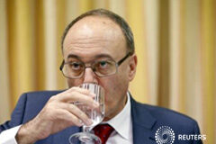 El Banco de España advierte de que persisten riesgos para la economía El gobernador del Banco de España, Luis María Linde, aplaudió el martes la recuperación de la economía nacional pero advirtió de que es todavía vulnerable y que debe prestarse atención a posibles desviaciones recaudatorias o de crecimiento que podrían ame