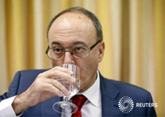 El gobernador del Banco de España, Luis María Linde, aplaudió el martes la recuperación de la economía nacional pero advirtió de que es todavía vulnerable y que debe prestarse atención a posibles desviaciones recaudatorias o de crecimiento que podrían ame