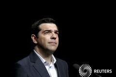 Tsipras domina la política griega pese a la crisis y su giro de 180 grados Alexis Tsipras ha mandado en un momento cercano a la muerte para el sistema financiero de Grecia y realizó un giro de 180 grados en su resistencia a la austeridad, pero el primer ministro sigue dominando la política de la nación, sin ningún contrincante s