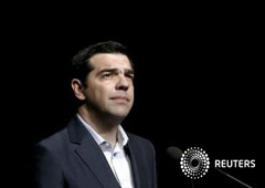 Alexis Tsipras ha mandado en un momento cercano a la muerte para el sistema financiero de Grecia y realizó un giro de 180 grados en su resistencia a la austeridad, pero el primer ministro sigue dominando la política de la nación, sin ningún contrincante s