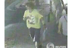Tailandia busca a cómplices del sospechoso de detonar la bomba en Bangkok Las autoridades de Tailandia dijeron el miércoles que están buscando a los cómplices del principal sospechoso por la explosión de una bomba en un templo de Bangkok que causó 22 muertos, un hombre que fue grabado por un circuito cerrado de televisión dejan