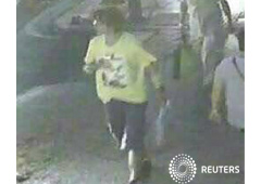 Las autoridades de Tailandia dijeron el miércoles que están buscando a los cómplices del principal sospechoso por la explosión de una bomba en un templo de Bangkok que causó 22 muertos, un hombre que fue grabado por un circuito cerrado de televisión dejan Las autoridades de Tailandia dijeron el miércoles que están buscando a los cómplices del principal sospechoso por la explosión de una bomba en un templo de Bangkok que causó 22 muertos, un hombre que fue grabado por un circuito cerrado de televisión dejan