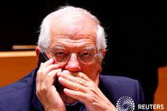 La CNMV sancionó al ministro Borrell por uso de información privilegiada En la imagen de archivo, el ministro de Exteriores, Josep Borrell, habla por teléfono al inicio de una cumbre de ministros de la UE en Bruselas, Bélgica, el 16 de julio de 2018.