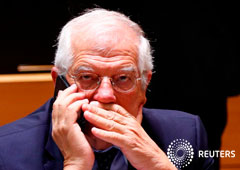 En la imagen de archivo, el ministro de Exteriores, Josep Borrell, habla por teléfono al inicio de una cumbre de ministros de la UE en Bruselas, Bélgica, el 16 de julio de 2018.