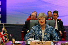 Ante el peligro de un retraso, May insiste en cambiar el acuerdo del Brexit En la imagen, la primera ministra británica Theresa May en una cumbre con los países de la Liga Árabe y la Unión Europea en el resort Red Sea resort de Sharm el-Sheikh, Egipto, 24 de febrero de 2019.