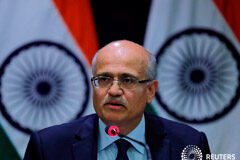 India dice haber atacado un importante campamento insurgente en Pakistán En la imagen, el secretario de Asuntos Exteriores de la India, Vijay Gokhale, en una rueda de prensa en Nueva Delhi, India, 26 de febrero de 2019.