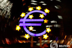 El BCE, preocupado por el alto nivel de deuda, la debilidad bancaria y las burbujas inmobiliarias FOTO DE ARCHIVO: El símbolo del euro, fotografiado en Fráncfort, Alemania, el 9 de abril de 2019.