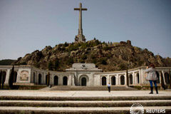 El Gobierno aprobará esta semana medidas para exhumar al dictador Franco Noticias Principales 21 de agosto de 2018 / 11:37 / hace una hora El Gobierno aprobará esta semana medidas para exhumar al dictador Franco Redacción de Reuters 2 MIN. DE LECTURA MADRID (Reuters) - El Ejecutivo de Pedro Sánchez se prepara para aprobar e