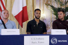 Francia homenajeará a los tres hombres que redujeron a un presunto islamista El presidente francés, François Hollande, concederá el lunes la Legión de Honor, el máximo reconocimiento del país, a los tres estadounidenses y un británico que ayudaron a desarmar a un hombre en un tren la semana pasadA. En la foto, Spencer Stone (izq),