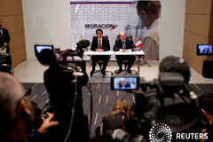 Países sudamericanos adoptan más medidas ante el éxodo venezolano Christian Krüger, director general de la Unidad Administrativa Migración Colombia, y Eduardo Sevilla, Superintendente de Migraciones de Perú, hablan en una conferencia de prensa en Bogotá, Colombia, 28 de agosto de 2018.