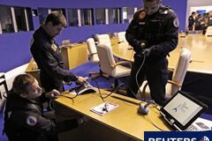 La primavera árabe y la pelea por el FMI centrarán el G-8 Expertos en explosivos revisan la sala donde se reunirá el G-8 en Deauville, Francia, el 25 de mayo de 2011.