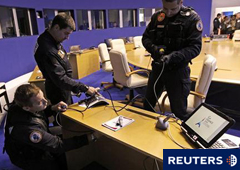 Expertos en explosivos revisan la sala donde se reunirá el G-8 en Deauville, Francia, el 25 de mayo de 2011. Expertos en explosivos revisan la sala donde se reunirá el G-8 en Deauville, Francia, el 25 de mayo de 2011.