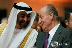 Una empresa de Emiratos Árabes demanda a España por recortes a renovables El Rey Juan Carlos y el príncipe heredero de Abu Dhabi, Sheikh Mohammed bin Zayed Al Nahyan, charlan durante la inauguración de la planta "Gemasolar" en Fuentes de Andalucia, Sevilla, el 4 de octubre de 2011