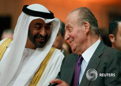 El Rey Juan Carlos y el príncipe heredero de Abu Dhabi, Sheikh Mohammed bin Zayed Al Nahyan, charlan durante la inauguración de la planta 