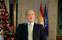 El Rey asevera que “es mucho lo que nos jugamos en los próximos años” Rey Juan Carlos sentado