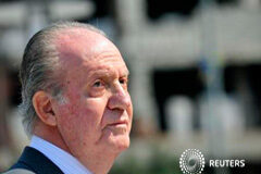 El Rey abdica y cede el trono a Felipe VI El rey Juan Carlos en una ceremonia en Mostar, Bosnia, el 29 de marzo de 2012